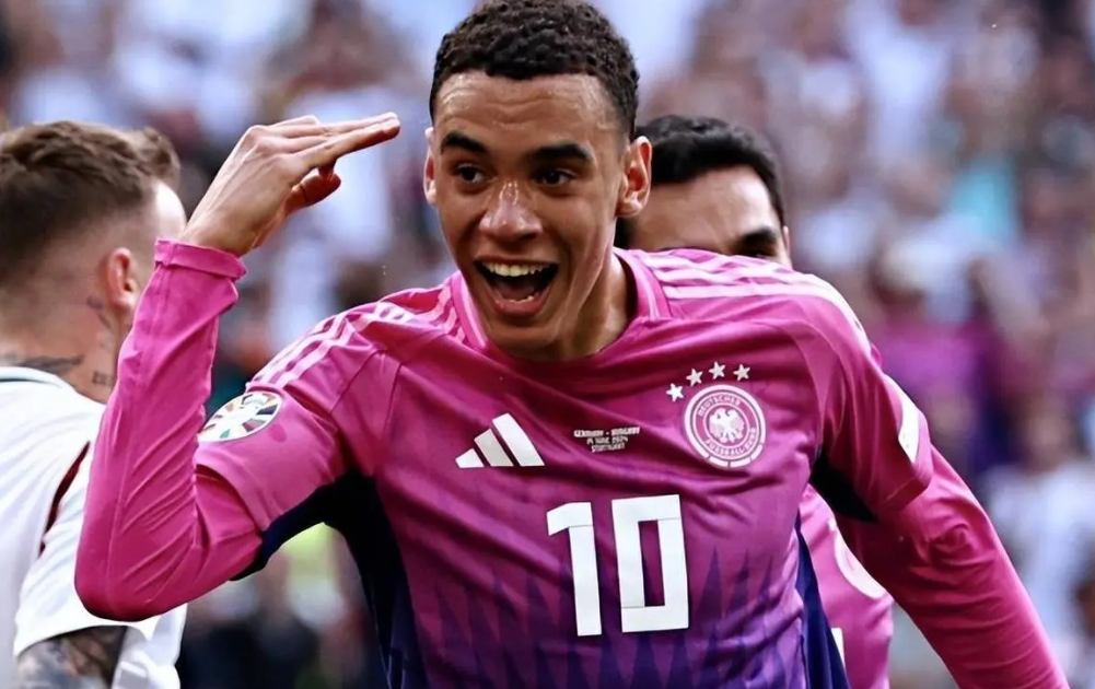 开元棋牌官网-周日008帕德博恩